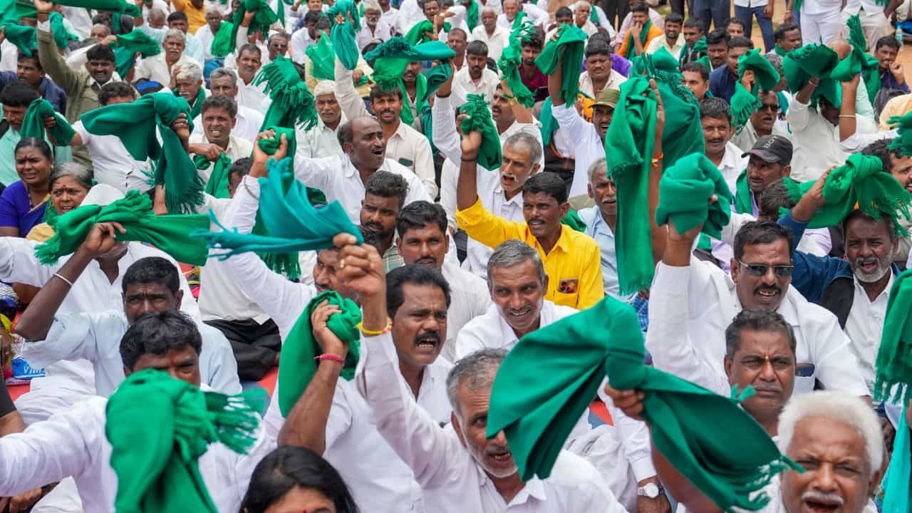 Farmers Protest: অনশন-আন্দোলন! কৃষকদের 'আগুনে-ক্ষোভ' শান্ত করতে দফায় দফায় বৈঠকে কেন্দ্র Farmers Protest: অনশন-আন্দোলন! কৃষকদের 'আগুনে-ক্ষোভ' শান্ত করতে দফায় দফায় বৈঠকে কেন্দ্র