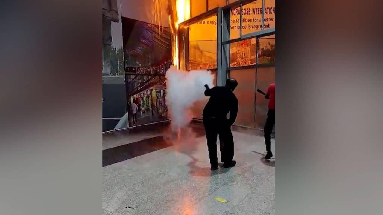 Kolkata Airport: কলকাতা বিমানবন্দরে আগুন, তুমুল হইচই