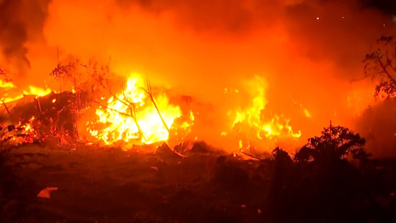 Narkeldanga Fire: ভয়াবহ আগুনে জ্বলছে নারকেলডাঙা, পুড়ে খাক একের পর এক ঝুপড়ি Narkeldanga Fire: ভয়াবহ আগুনে জ্বলছে নারকেলডাঙা, পুড়ে খাক একের পর এক ঝুপড়ি