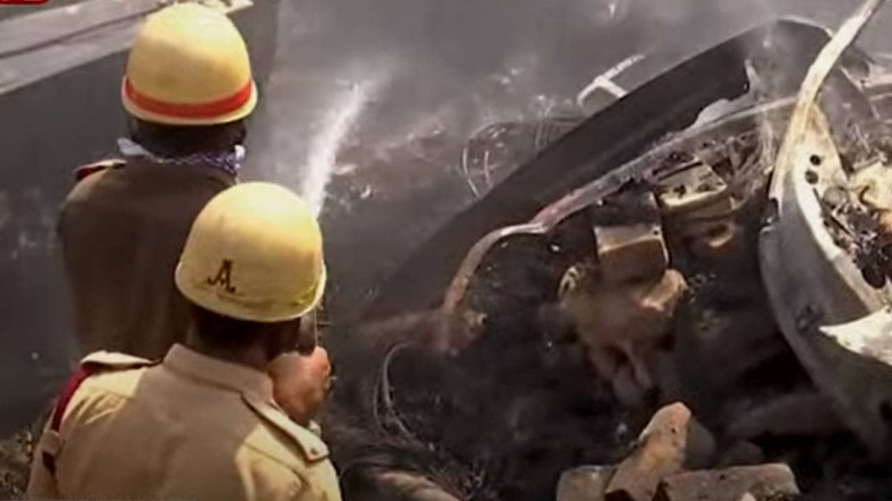 Fire in Kolkata: বাইপাস সংলগ্ন গ্যারাজে বিধ্বাংসী আগুন, দমকল দেরিতে আসায় ক্ষোভে ফেটে পড়লেন স্থানীয় বাসিন্দারা