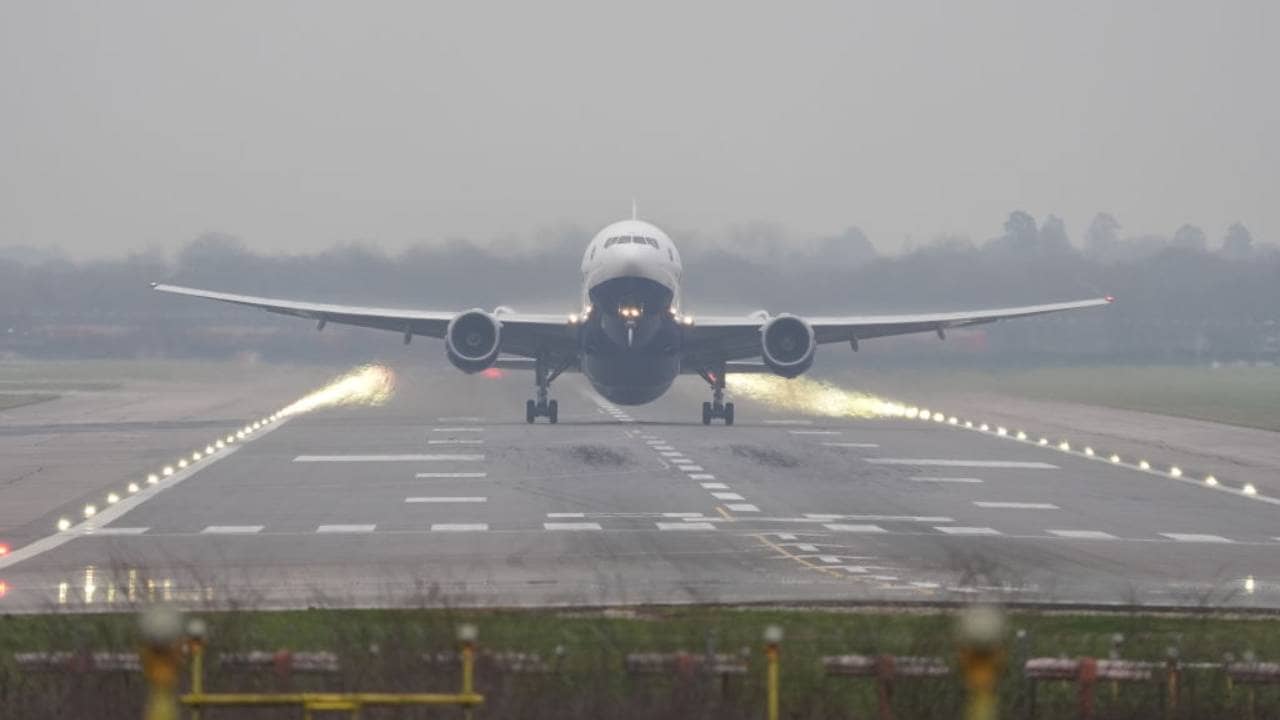 Kolkata Airport: কিছুই দেখতে পাচ্ছেন না পাইলটরা, কলকাতা থেকে দেরিতে ছাড়ল ১০ বিমান, বিপাকে ঢাকাও