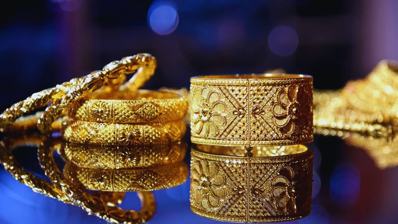 Gold Price Hike: ভ্যালেন্টাইন ডে-তে প্রিয়তমাকে সোনা দেবেন নাকি রুপো? আজকের দর কত, আগে জেনে নিন