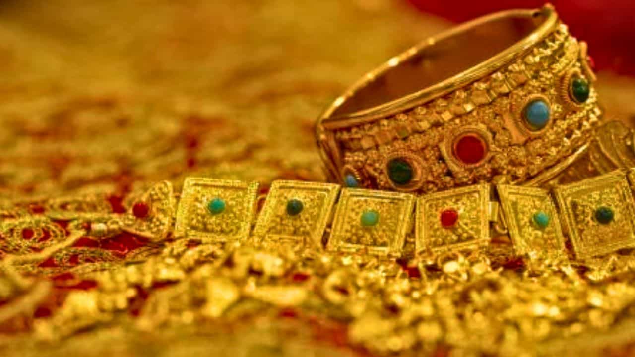 Old Gold Sell: হুড়মুড়িয়ে সোনা বিক্রি দেশে, আসতে চলেছে কোন বিপদ? সতর্ক করছেন বিশেষজ্ঞরা... Old Gold Sell: হুড়মুড়িয়ে সোনা বিক্রি দেশে, আসতে চলেছে কোন বিপদ? সতর্ক করছেন বিশেষজ্ঞরা...