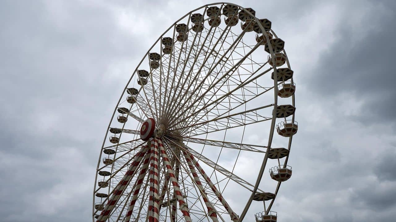 Gosaba: আনন্দ বদলে গেল কান্নায়! চলন্ত নাগরদোলা থেকে ছিটকে পড়ে মৃত্যু তরুণীর
