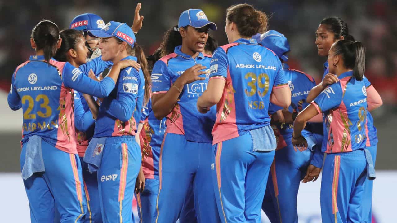 WPL 2025, GG vs MI: রান আউট 'বিতর্ক' অতীত, মরসুমের প্রথম জয় মুম্বই ইন্ডিয়ান্সের WPL 2025, GG vs MI: রান আউট 'বিতর্ক' অতীত, মরসুমের প্রথম জয় মুম্বই ইন্ডিয়ান্সের