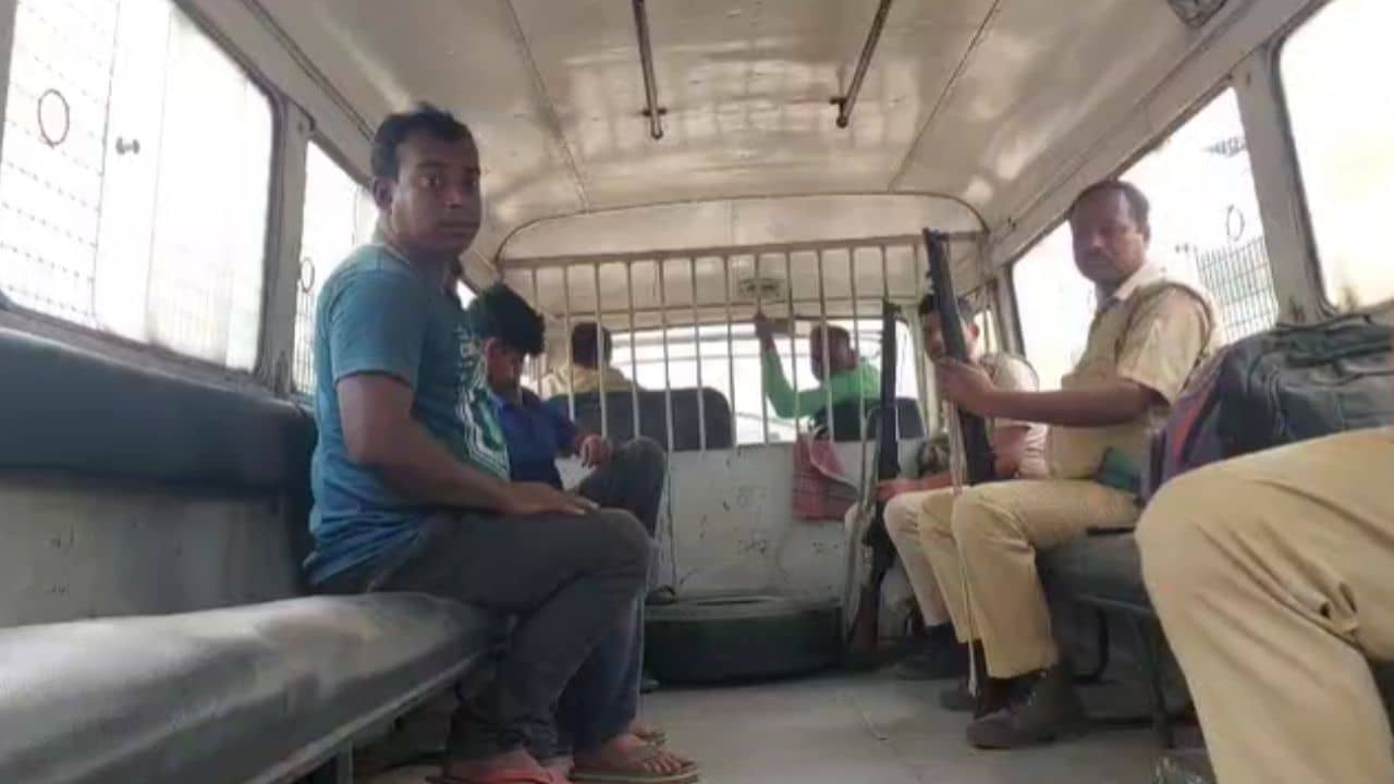 Gurap: রাস্তায় ব্যাটারি গ্যাং, নিমেশেই গায়েব করে দিচ্ছে সব...