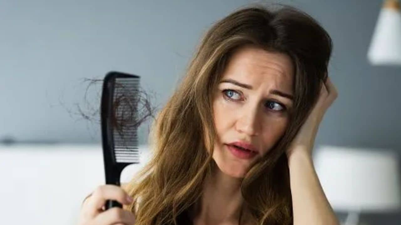 বৃষ্টিতে ভিজে চুলের দফারফা? এই ৫ উপায়েই ফিরবে জেল্লা