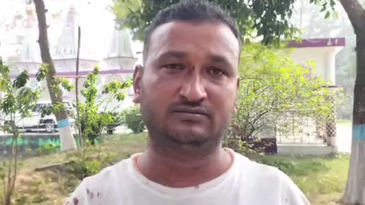 India-Bangladesh: BSF-কে কেন চিনিয়ে দিয়েছিলেন বাড়ি? রাগে পঞ্চায়েত সদস্যকে বেধড়ক মার দুষ্কৃতীর India-Bangladesh: BSF-কে কেন চিনিয়ে দিয়েছিলেন বাড়ি? রাগে পঞ্চায়েত সদস্যকে বেধড়ক মার দুষ্কৃতীর