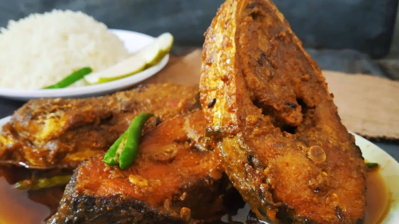 সরষে বা ভাঁপা বাদ দিন, অতিথিদের তাক লাগান ইলিশ রোস্ট খাইয়ে