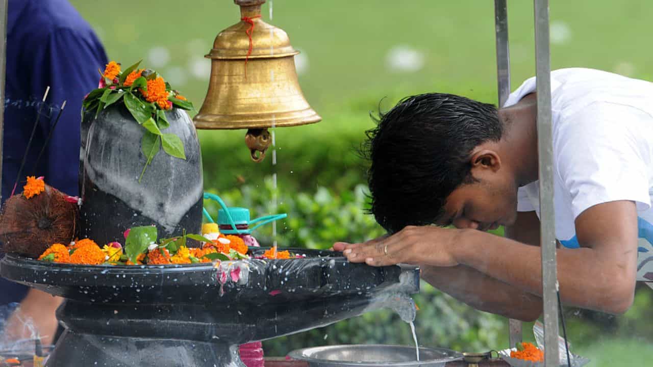 Maha Shivratri 2025: মহাশিবরাত্রিতে নিশীথ কালে শিবলিঙ্গে ক'টি বেলপাতা দিলে তুষ্ট হবেন মহাদেব?