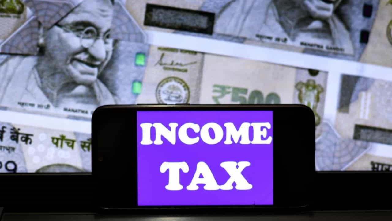 Income Tax Calculation: ১২ লক্ষ টাকার উপরে আয় হলে কত টাকা আয়কর দিতে হবে, হিসাবটা বুঝে নিন Income Tax Calculation: ১২ লক্ষ টাকার উপরে আয় হলে কত টাকা আয়কর দিতে হবে, হিসাবটা বুঝে নিন