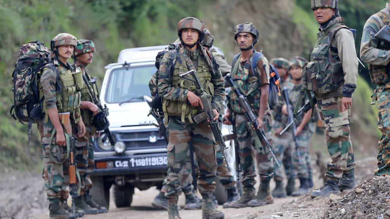Terrorist Attack: পুলওয়ামার পুনরাবৃত্তির চেষ্টা! রাজৌরিতে সেনার গাড়ি লক্ষ্য করে গুলি চালাল জঙ্গিরা Terrorist Attack: পুলওয়ামার পুনরাবৃত্তির চেষ্টা! রাজৌরিতে সেনার গাড়ি লক্ষ্য করে গুলি চালাল জঙ্গিরা