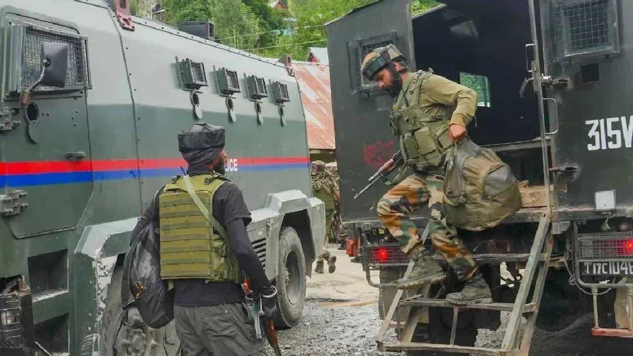 Blast in Jammu-Kashmir: ফের আইইডি বিস্ফোরণে কেঁপে উঠল উপত্যকা, প্রাণ গেল দুই জওয়ানের Blast in Jammu-Kashmir: ফের আইইডি বিস্ফোরণে কেঁপে উঠল উপত্যকা, প্রাণ গেল দুই জওয়ানের