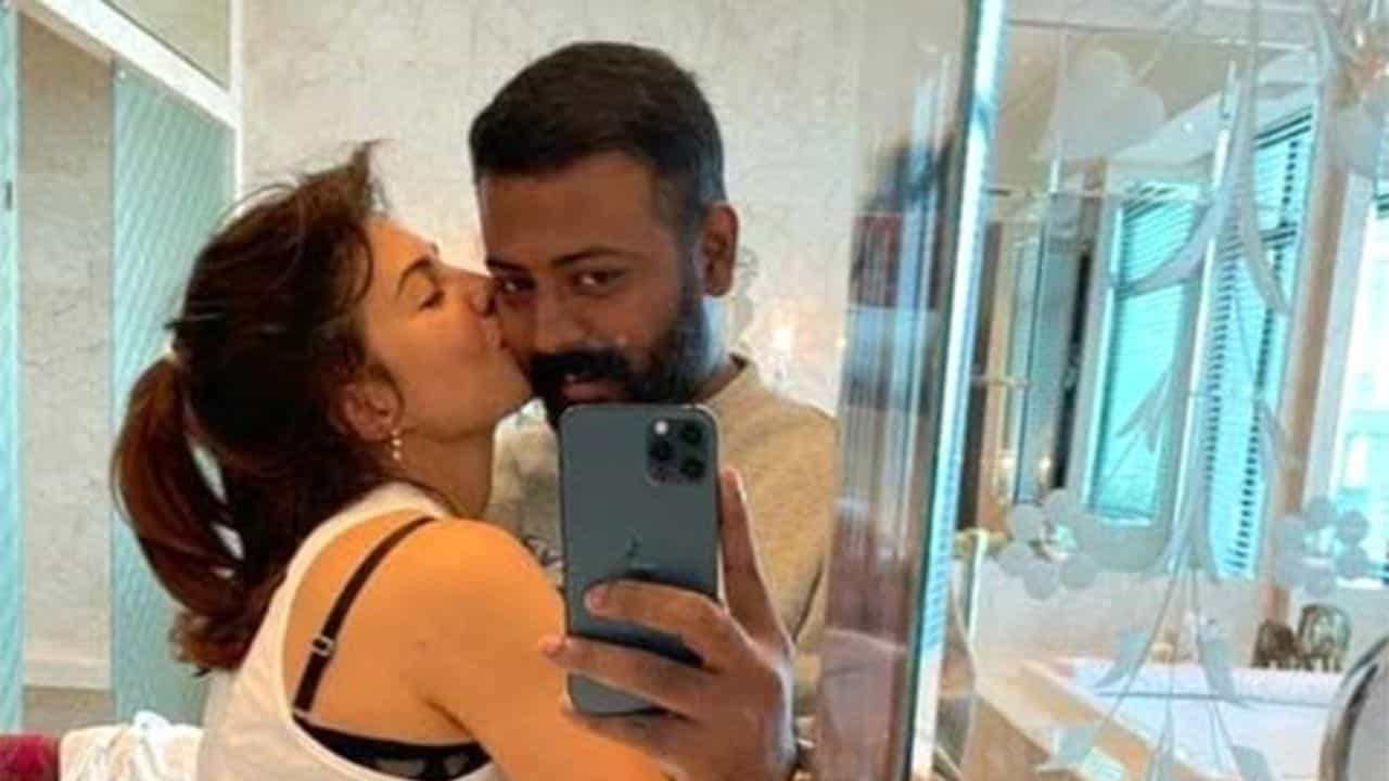 জেলে বসেই ২০০ কোটির বিনিয়োগ! এবার কাকে ফাঁসাচ্ছেন জ্যাকলিনের প্রেমিক ঠগ সুকেশ? জেলে বসেই ২০০ কোটির বিনিয়োগ! এবার কাকে ফাঁসাচ্ছেন জ্যাকলিনের প্রেমিক ঠগ সুকেশ?