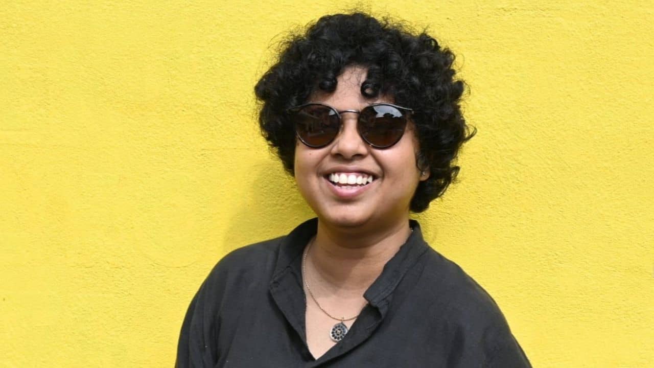 বুকের খাঁজ, খিস্তি ও ভিউ, ফেসবুকে বেপরোয়া ঝিলম গুপ্ত!