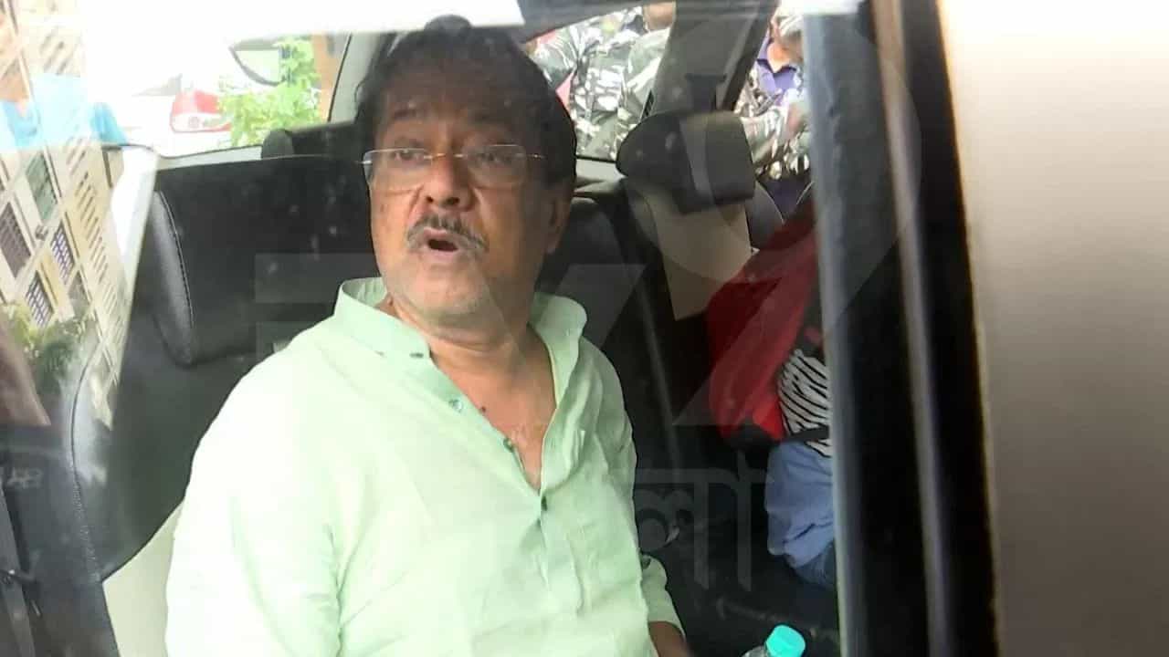 Ration Scam: জেলমুক্তির পরেই বালুকে 'ঘুরপথে' প্যাঁচে ফেলল ইডি! আদালতে জমা পড়ল চার্জশিট Ration Scam: জেলমুক্তির পরেই বালুকে 'ঘুরপথে' প্যাঁচে ফেলল ইডি! আদালতে জমা পড়ল চার্জশিট