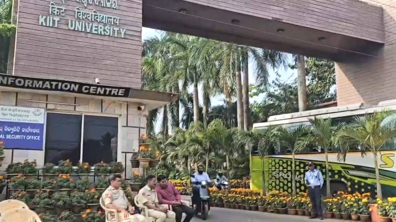 Odisha University Death Row: চলত অনাচার, খেতে হয়েছে মার! ওড়িশার বিশ্ববিদ্যালয়ে ছাত্রীর রহস্যমৃত্যুর পরই দেশ ছাড়ল শতাধিক পড়ুয়া