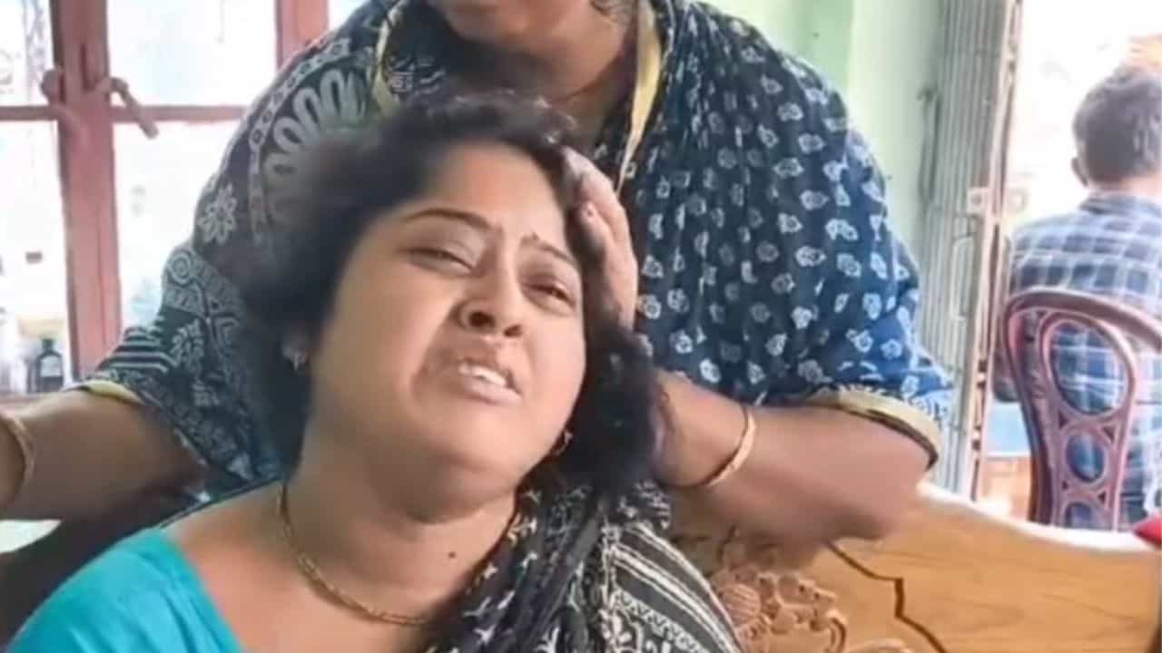 Kanthi: ঠান্ডা পানীয়তে বিষ খাইয়ে খুনের ঘটনায় মৃত্যু আরও এক ছাত্রীর Kanthi: ঠান্ডা পানীয়তে বিষ খাইয়ে খুনের ঘটনায় মৃত্যু আরও এক ছাত্রীর