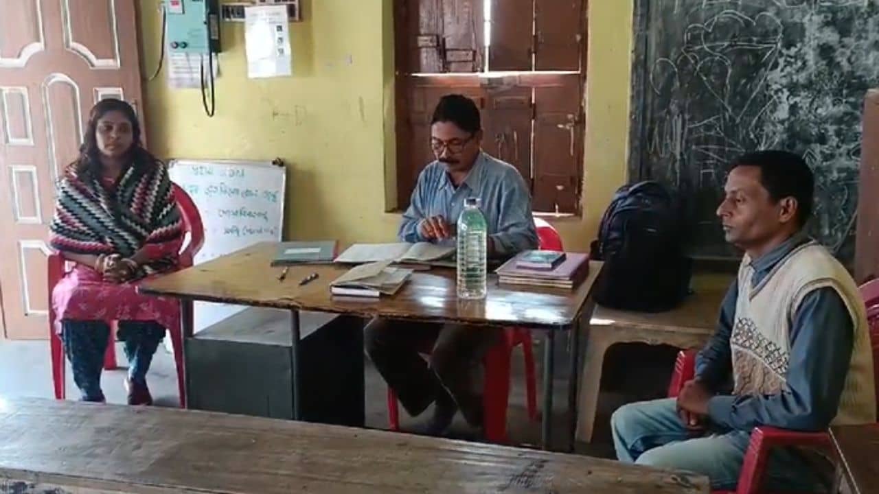 Katwa: চক-ডাস্টার কেনারই টাকা নেই, স্কুলে সরস্বতী পুজো করার টাকা না থাকায় আফসোস প্রধান শিক্ষকের