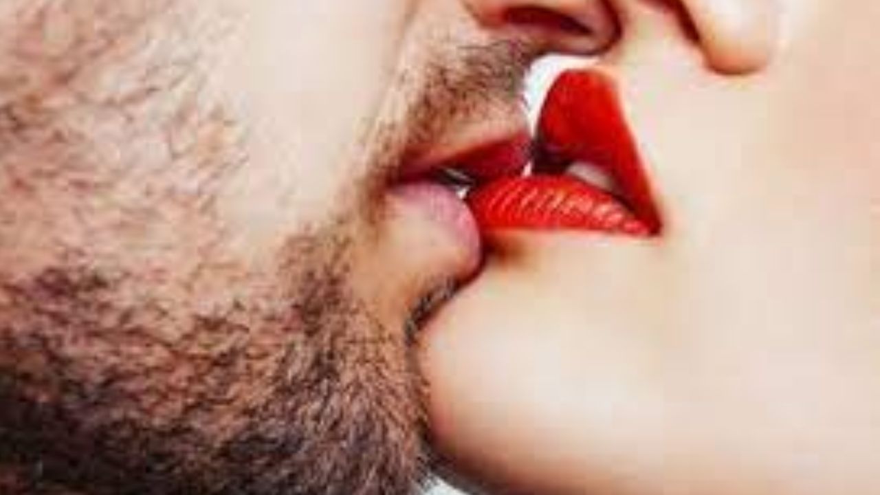 Kiss Day: ঠোঁটে ঠোঁট রাখলেই কড়া নাড়বে রোগ! চুমু দিবসে সঙ্গীকে কাছে টানার আগে সতর্ক হোন Kiss Day: ঠোঁটে ঠোঁট রাখলেই কড়া নাড়বে রোগ! চুমু দিবসে সঙ্গীকে কাছে টানার আগে সতর্ক হোন