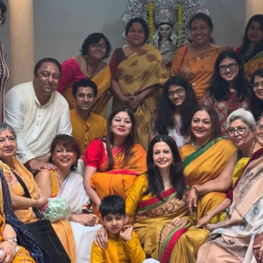 সরস্বতী প্রতিমার সামনে গোটা পরিবারের সঙ্গে ক্যামেরায় পোজ দিলেন কোয়েল। Photo: Instagram