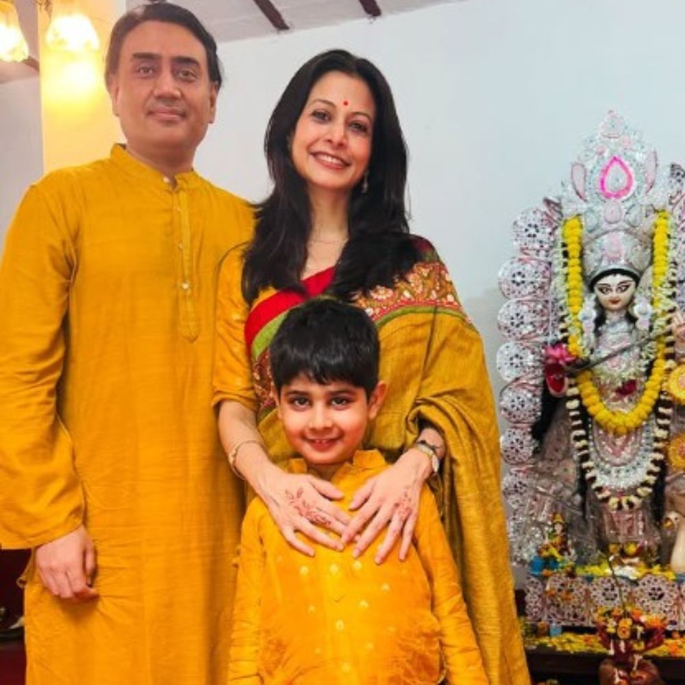 অন্যদিকে ছেলে কবীর ও স্বামী নিশপালকে সঙ্গে নিয়ে বাড়ির সরস্বতী পুজোয় মেতে উঠলেন কোয়েল। Photo: Instagram