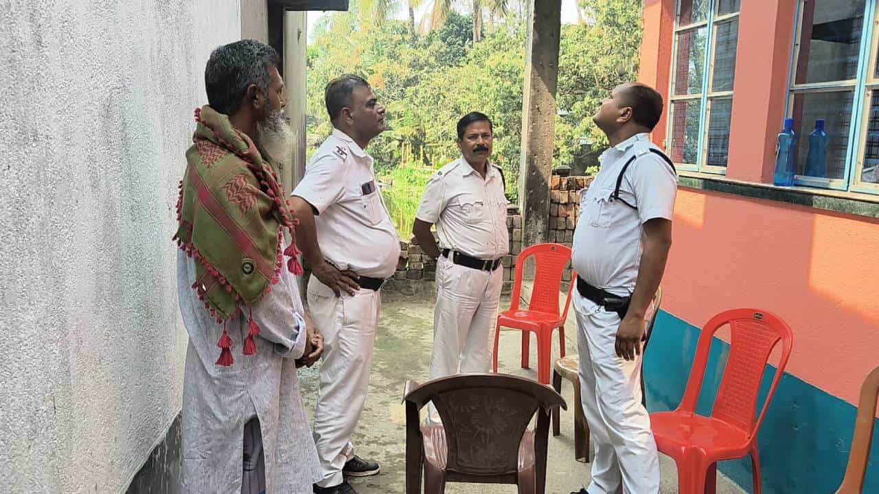 Kolkata: ঘরে ঢুকেই ব্যবসায়ীকে একের পর এক কোপ, সাতসকালেই রক্তে ভাসল লেদার কমপ্লেক্স, পুলিশ আসার আগেই গা ঢাকা দিল আততায়ী Kolkata: ঘরে ঢুকেই ব্যবসায়ীকে একের পর এক কোপ, সাতসকালেই রক্তে ভাসল লেদার কমপ্লেক্স, পুলিশ আসার আগেই গা ঢাকা দিল আততায়ী