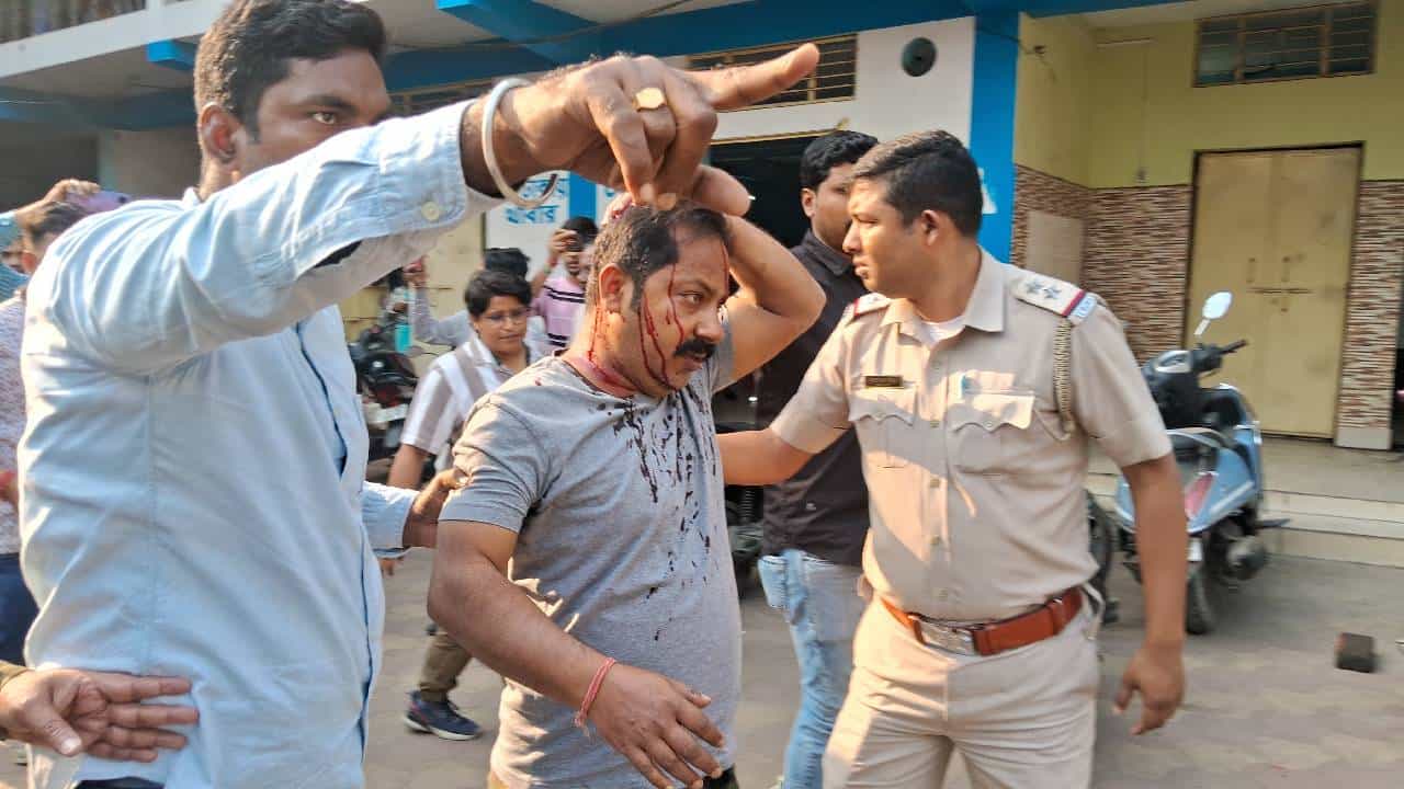 TMC: তৃণমূলের ‘গোষ্ঠীকোন্দলে’ রক্তাক্ত কৃষ্ণনগর পৌরসভা, বকেয়া চাইতে গিয়ে মাথা ফাটল প্রাক্তন পুরকর্মীদের, জখম কাউন্সিলর TMC: তৃণমূলের ‘গোষ্ঠীকোন্দলে’ রক্তাক্ত কৃষ্ণনগর পৌরসভা, বকেয়া চাইতে গিয়ে মাথা ফাটল প্রাক্তন পুরকর্মীদের, জখম কাউন্সিলর