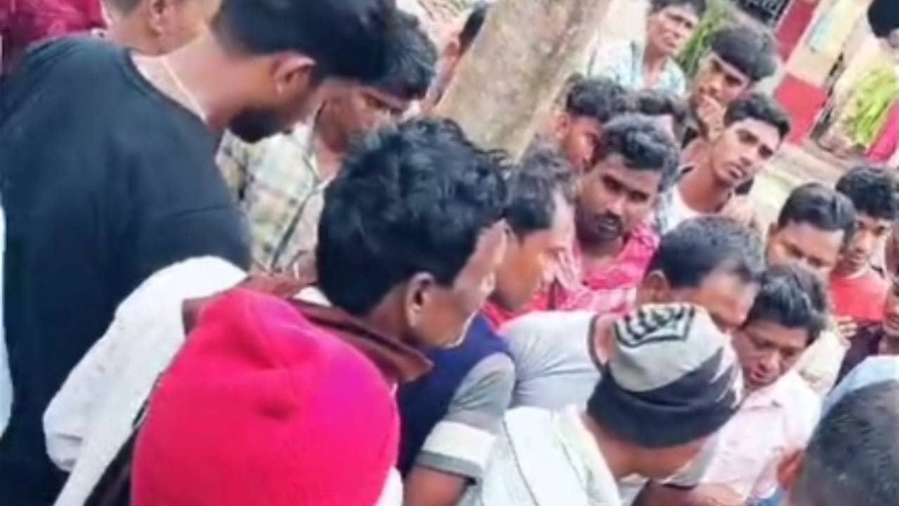 Kultali: কুলতলিতে নাবালিকার শ্লীলতাহানির অভিযোগ, টোটো চালককে গাছে বেঁধে বেধড়ক মার এলাকাবাসীর