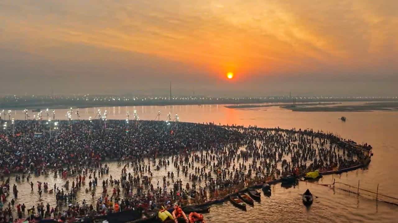 Maha Kumbh 2025: আয় ৪,০০,০০,০০,০০,০০,০০০ কোটি টাকার বেশি, মহাকুম্ভ যেন সাক্ষাৎ ধনলক্ষ্মী Maha Kumbh 2025: আয় ৪,০০,০০,০০,০০,০০,০০০ কোটি টাকার বেশি, মহাকুম্ভ যেন সাক্ষাৎ ধনলক্ষ্মী