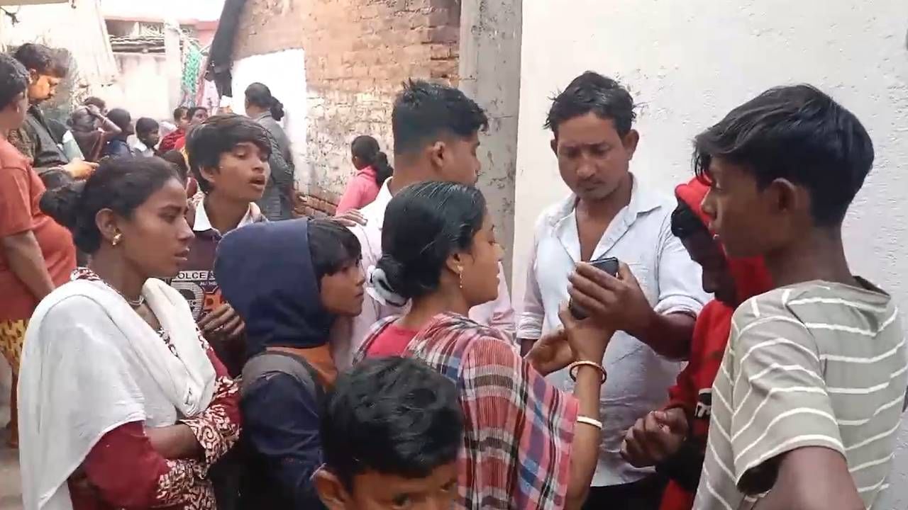 Mahakumbh: কুম্ভ থেকে দেহ ফেরাতে টানাপোড়েন! মোবাইলে ছবি দেখেই শেষ পর্যন্ত মৃত মাকে চিনল ছেলে Mahakumbh: কুম্ভ থেকে দেহ ফেরাতে টানাপোড়েন! মোবাইলে ছবি দেখেই শেষ পর্যন্ত মৃত মাকে চিনল ছেলে
