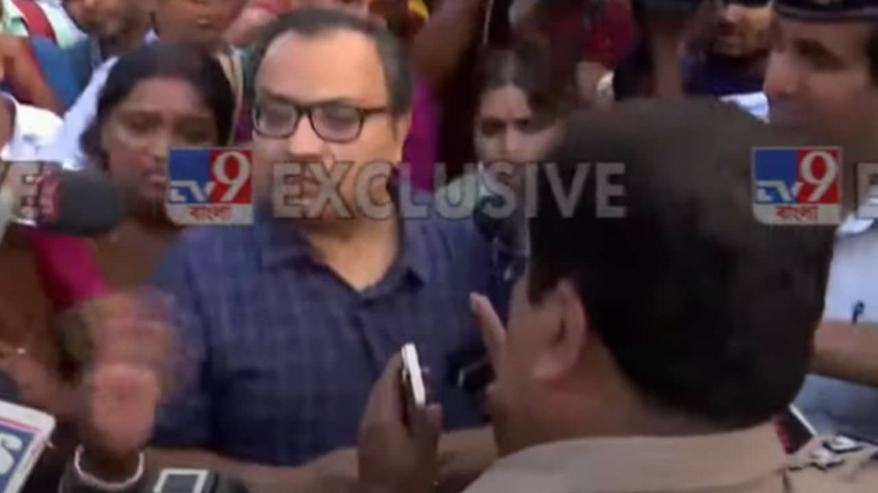 Kunal Ghosh: অভূতপূর্ব দৃশ্য! চাকরিপ্রার্থীদের সঙ্গে কাঁধে কাঁধ মিলিয়ে রাস্তায় কুণাল, করলেন পুলিশের সঙ্গে বচসা