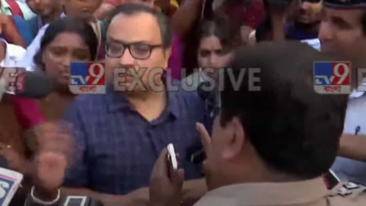 Kunal Ghosh: অভূতপূর্ব দৃশ্য! চাকরিপ্রার্থীদের সঙ্গে কাঁধে কাঁধ মিলিয়ে রাস্তায় কুণাল, করলেন পুলিশের সঙ্গে বচসা Kunal Ghosh: অভূতপূর্ব দৃশ্য! চাকরিপ্রার্থীদের সঙ্গে কাঁধে কাঁধ মিলিয়ে রাস্তায় কুণাল, করলেন পুলিশের সঙ্গে বচসা