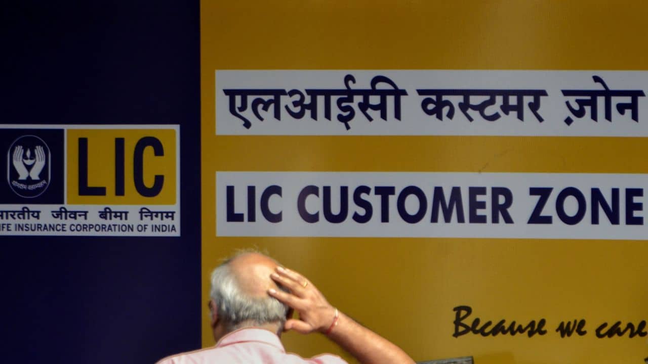 LIC: কষ্টের আমানত জমাচ্ছেন LIC-তে? উপভোক্তাদের জন্য বড় ঘোষণা করল বীমা সংস্থা