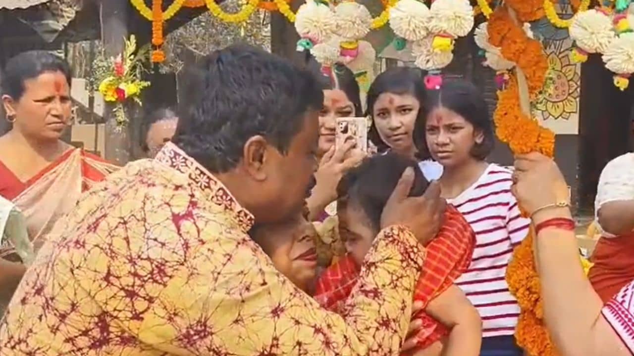 Bangladesh Couple: ছেলের মুখে অন্নটুকুও তুলতে দিল না বাংলাদেশ! ভারতে হাঁফ ছাড়লেন দম্পতি