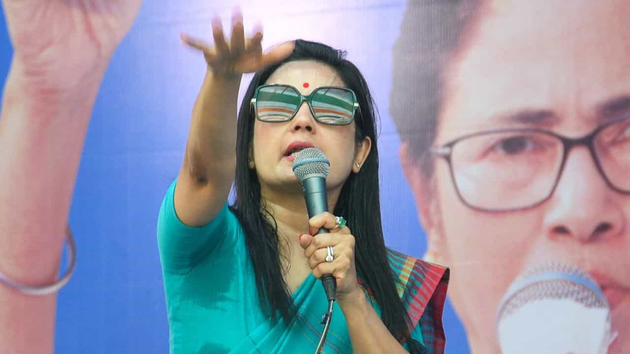 Mahua Moitra: 'সে চোর, তার বউ চোর, তার ছেলে চোর, চোদ্দ গুষ্টি চোর...', ভরা মঞ্চে দলের নেতাকেই এ কী বলে বসলেন মহুয়া, উঠল হাততালির ঝড় Mahua Moitra: 'সে চোর, তার বউ চোর, তার ছেলে চোর, চোদ্দ গুষ্টি চোর...', ভরা মঞ্চে দলের নেতাকেই এ কী বলে বসলেন মহুয়া, উঠল হাততালির ঝড়