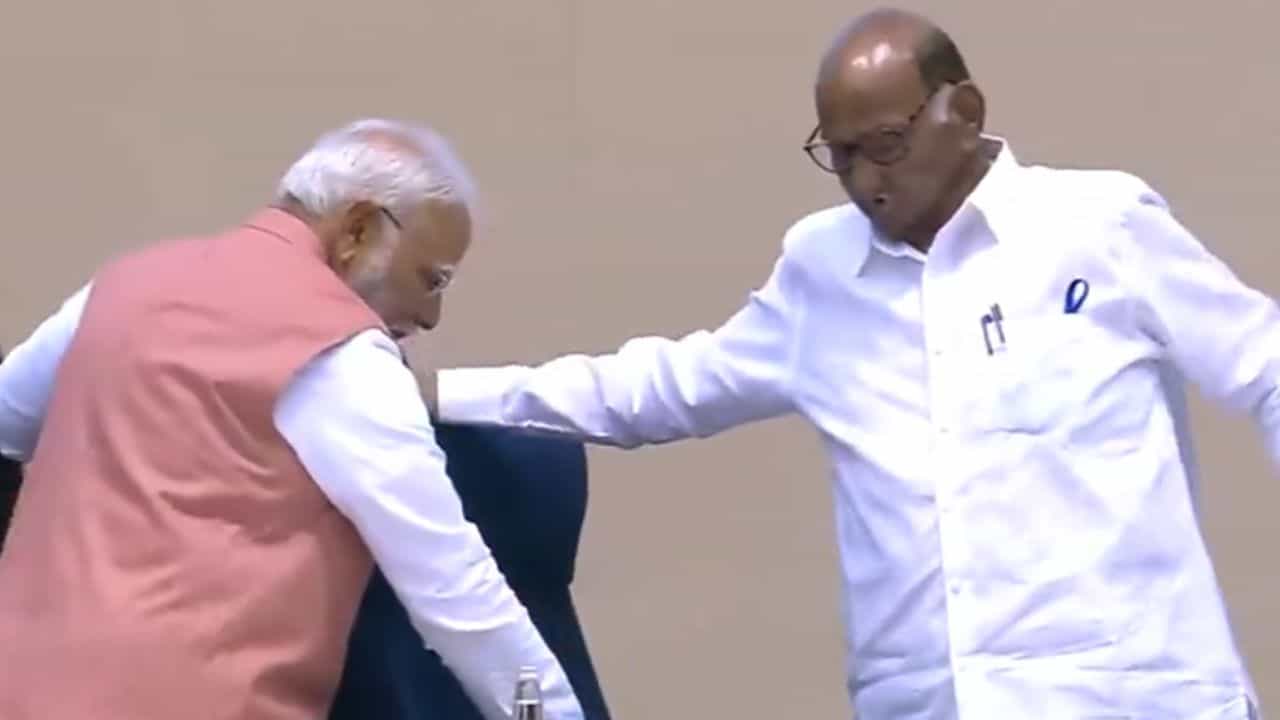 VIDEO: পাওয়ারকে চেয়ার টেনে বসতে দিচ্ছেন প্রধানমন্ত্রী, এগিয়ে দিচ্ছেন জল VIDEO: পাওয়ারকে চেয়ার টেনে বসতে দিচ্ছেন প্রধানমন্ত্রী, এগিয়ে দিচ্ছেন জল