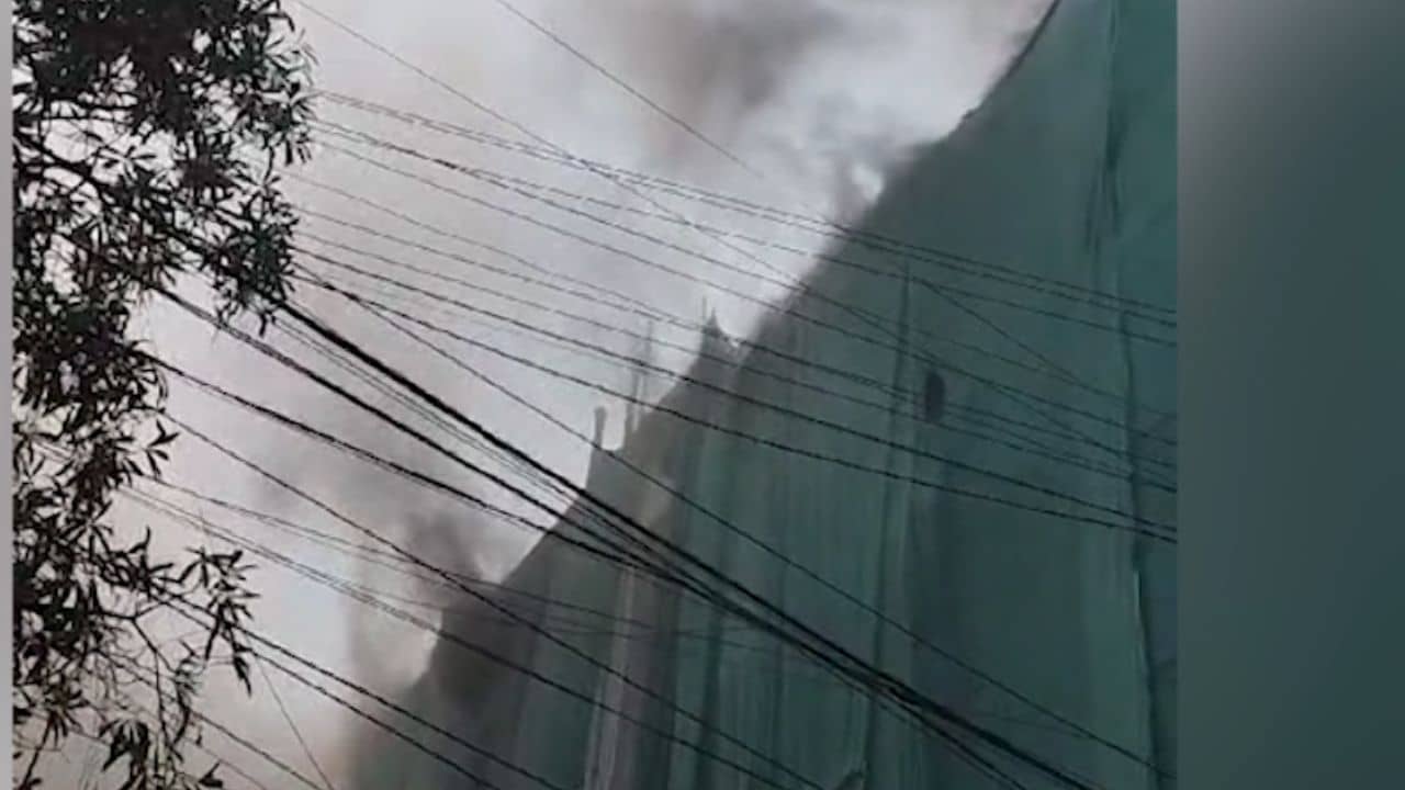 Fire at School: কলকাতার অশোকা হল স্কুলে অগ্নিকাণ্ড, হু হু করে বেরচ্ছে ধোঁয়া