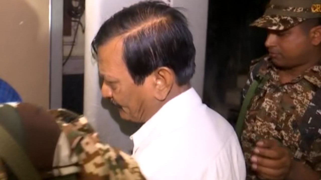 Abhishek Banerjee: 'চার্জশিটে নাম থাকা অভিষেক বন্দ্যোপাধ্যায় কে?', কোর্টে যাওয়ার পথে 'কাকু'র উত্তর... Abhishek Banerjee: 'চার্জশিটে নাম থাকা অভিষেক বন্দ্যোপাধ্যায় কে?', কোর্টে যাওয়ার পথে 'কাকু'র উত্তর...