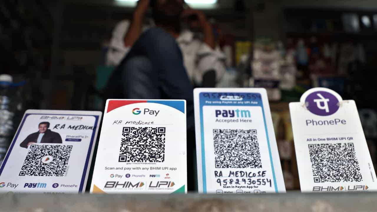 আর কোনও ঝঞ্ঝাটই থাকবে না, GPay, Phonepe-এর মাধ্যমে এক নিমেষে EPFO-র টাকা তুলে নিতে পারবেন আপনি আর কোনও ঝঞ্ঝাটই থাকবে না, GPay, Phonepe-এর মাধ্যমে এক নিমেষে EPFO-র টাকা তুলে নিতে পারবেন আপনি