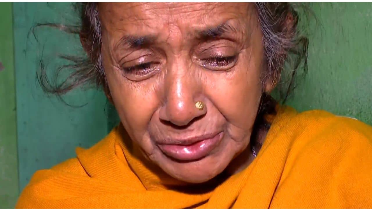 Beleghata: এইভাবেই মরে যাব..., বলতে বলতে হাউহাউ করে কেঁদে ফেললেন তৃণমূল কর্মীর মা, খাস কলকাতায় আতঙ্কে গোটা পরিবার