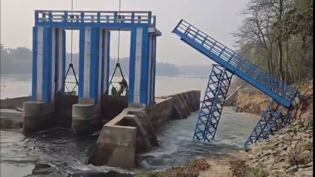 Balurghat: বন্যা নেই, জলের স্রোত নেই, হুড়মুড়িয়ে ভেঙে গেল বাঁধ, আতঙ্কে বাসিন্দারা