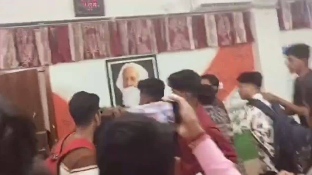 Nandigram: প্রেমঘটিত ঝামেলা গড়াল এতদূর! অধ্যক্ষের ঘরেই ছাত্রদের হাতাহাতি নন্দীগ্রাম কলেজে