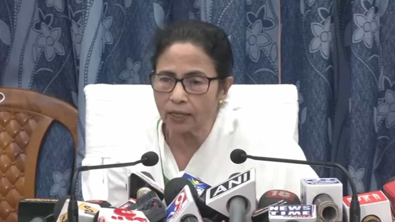 Mamata Banerjee: জন্ম থেকে মৃত্যু পর্যন্ত ৯৪টি স্কিম আছে আমাদের: মমতা Mamata Banerjee: জন্ম থেকে মৃত্যু পর্যন্ত ৯৪টি স্কিম আছে আমাদের: মমতা