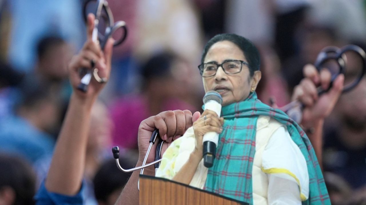 Doctors Salary: আরজি কর-কাণ্ডের ৬ মাস পর ডাক্তারদের বেতন বাড়ানোর ঘোষণা, কাদের বেতন কত বাড়ছে Doctors Salary: আরজি কর-কাণ্ডের ৬ মাস পর ডাক্তারদের বেতন বাড়ানোর ঘোষণা, কাদের বেতন কত বাড়ছে