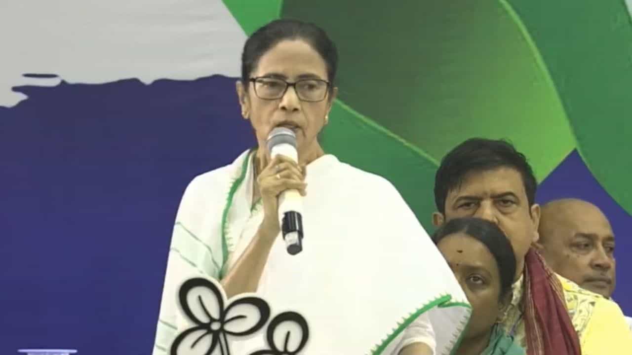 Mamata Banerjee: তিনিও ফেসবুকটা নিয়মিত দেখেন, মনে করিয়ে দিয়ে মমতা বোঝালেন 'দাদার রাজনীতি করা যাবে না' Mamata Banerjee: তিনিও ফেসবুকটা নিয়মিত দেখেন, মনে করিয়ে দিয়ে মমতা বোঝালেন 'দাদার রাজনীতি করা যাবে না'
