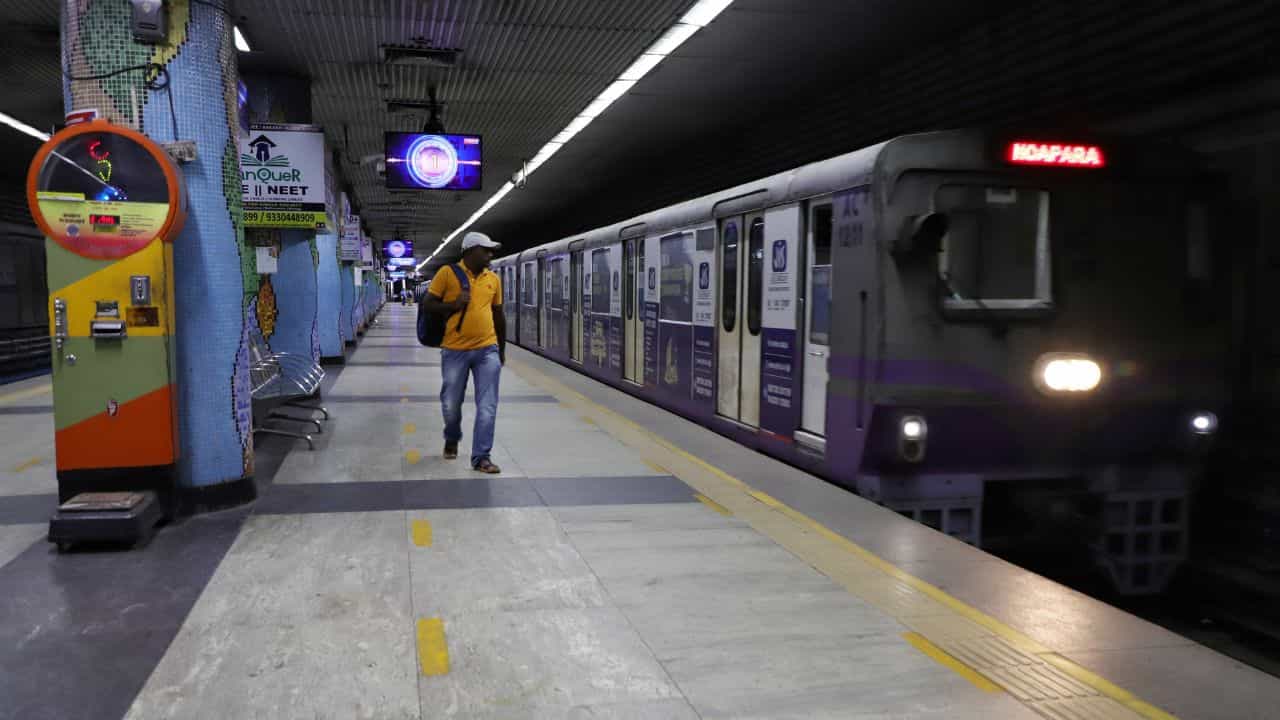 Kolkata Metro: দোলের দিন মেট্রোর সময়সূচিতে বড়সড় বদল, কখন মিলবে প্রথম পরিষেবা? Kolkata Metro: দোলের দিন মেট্রোর সময়সূচিতে বড়সড় বদল, কখন মিলবে প্রথম পরিষেবা?