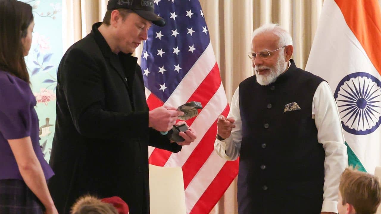 Elon Musk-Narendra Modi: বিশ্বের সবথেকে ধনী ব্যক্তি কী উপহার দিলেন নরেন্দ্র মোদীকে?