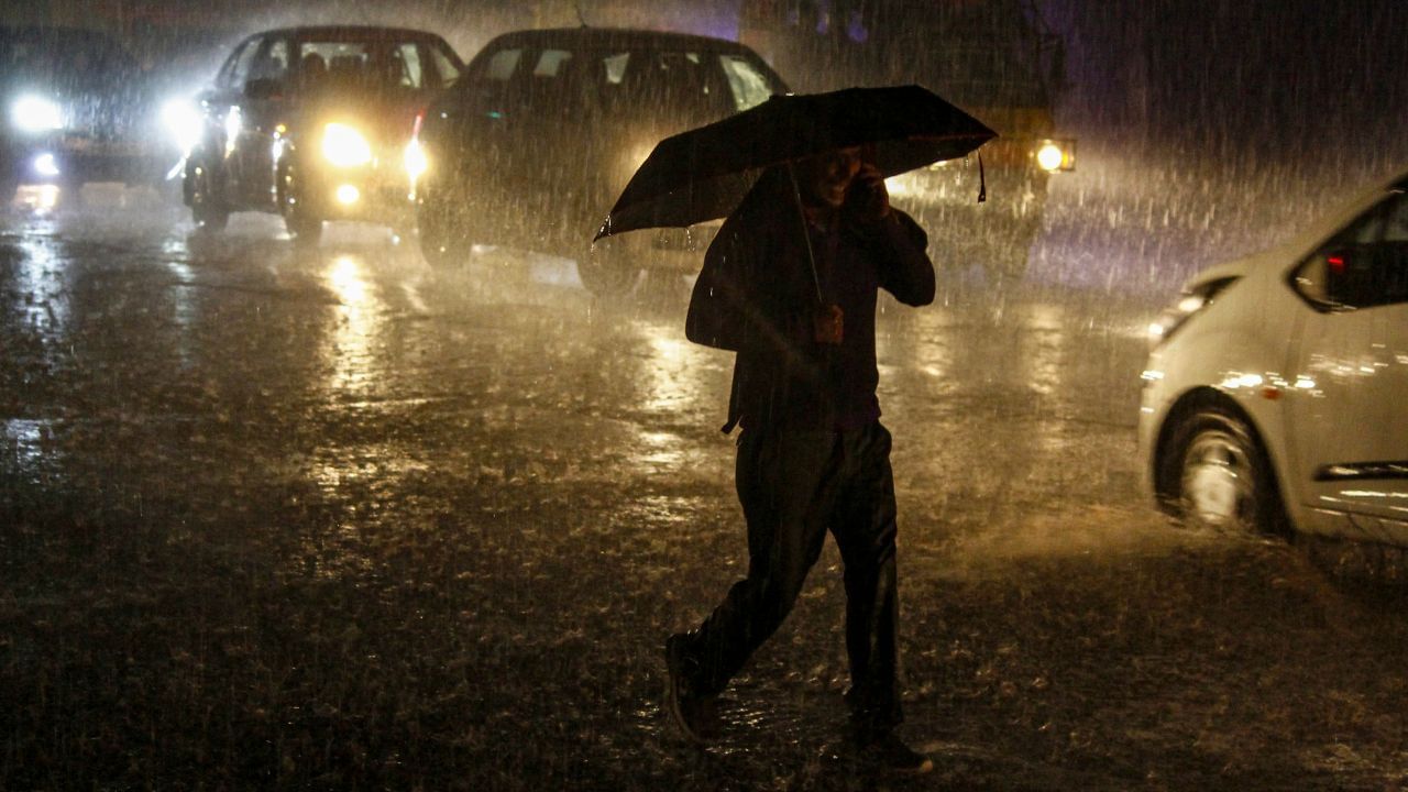 উৎসবের মুখে বৃষ্টির আশঙ্কা, দমকা হাওয়ার সতর্কতা রাজ্যে 1 Large image rain 5