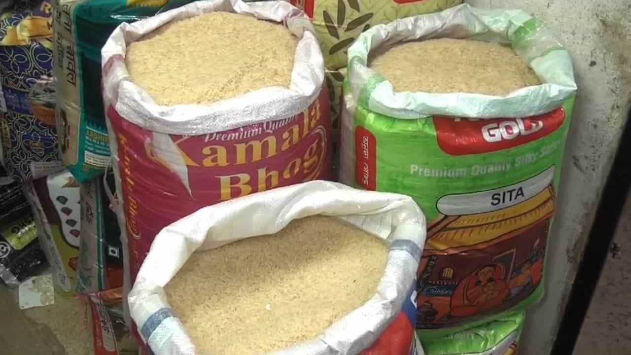 Rice Price: ১০০ টাকা কেজি চাল! মিনিকিট, বাঁশকাঠিতে তো হাত দেওয়া যাচ্ছে না, কী হল হঠাৎ! কপালে ভাঁজ মধ্যবিত্তদের Rice Price: ১০০ টাকা কেজি চাল! মিনিকিট, বাঁশকাঠিতে তো হাত দেওয়া যাচ্ছে না, কী হল হঠাৎ! কপালে ভাঁজ মধ্যবিত্তদের